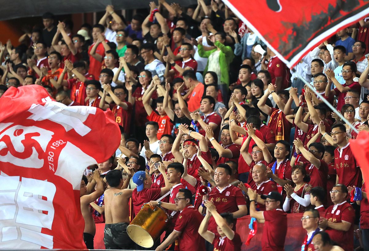 刺激的足球比赛，赛场上球迷欢呼雀跃