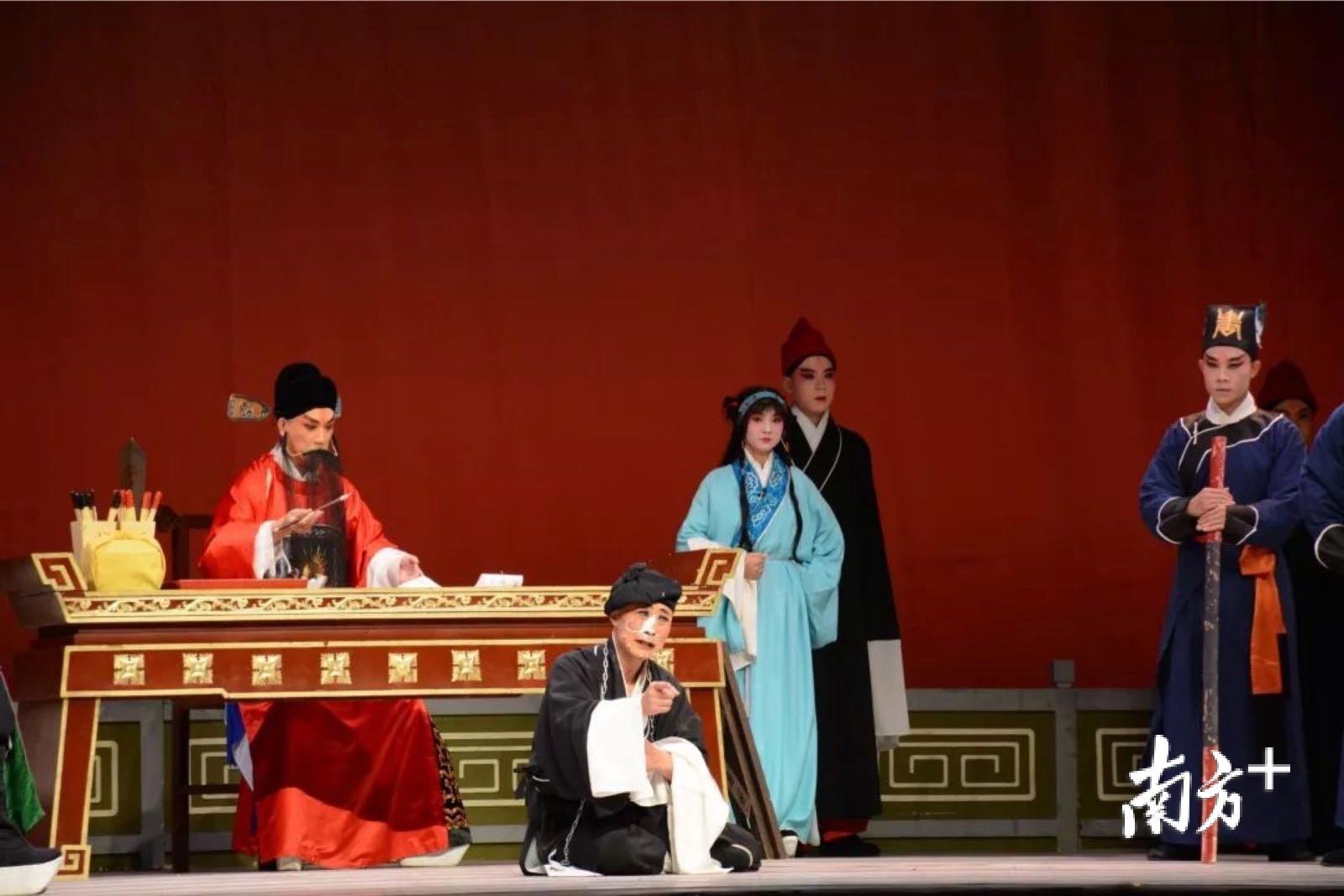 精彩犹如火花，球场上掀起一番热烈争夺的简单介绍