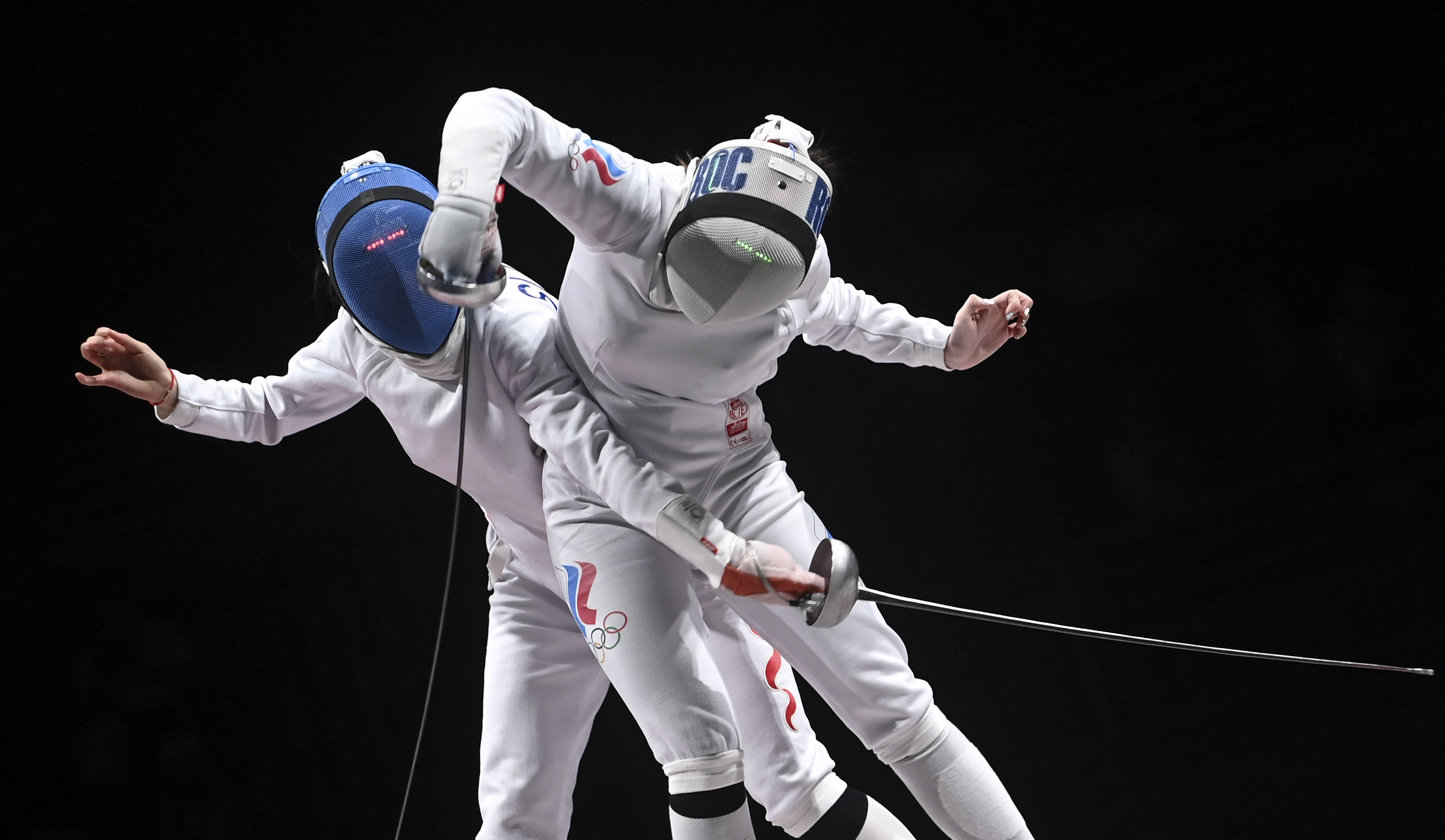 俄罗斯运动员在击剑比赛中携手晋级