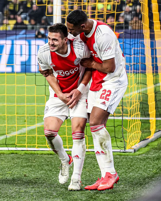 关于阿贾克斯重伤倒地，多特蒙德全队围拢祈祷，场面感人的信息